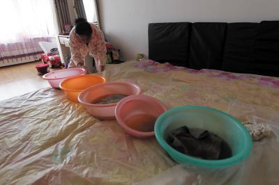 蚌山楼上漏水，住户失联，小区没物管，业主维权难！律师来支招……